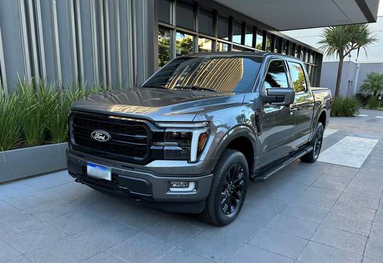 FORD F-150 5.0 V8 GASOLINA CD LARIAT BLACK FX4 AUTOMÁTICO
